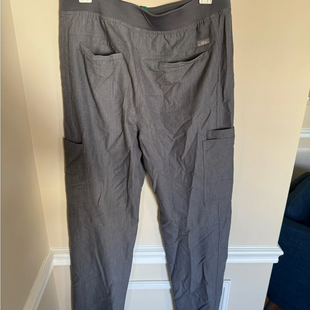 Men’s Gray FIGS Axim Cargo Scrub Straight Leg Pants With Pockets Size Medium